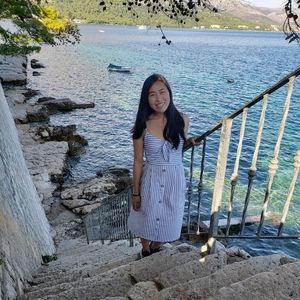 Meet your Posher, Laura